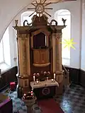 Kanzelaltar (bis 2023) und Taufstein mit Adventskranz