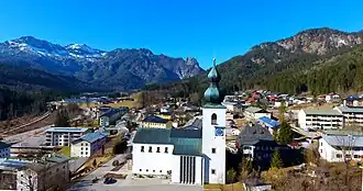 St.&nbsp;Johann Nepomuk Turmseite (rechts: Frontansicht mit Eingang)