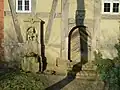 Südportal mit Wappen und Standbild der Familie. Dorfkirche Klein Briesen