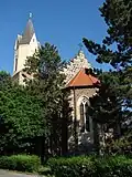 Christus-Kreuze auf Turmspitze und Kirchenschiff
