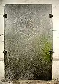 Behr-Grabplatte von 1698 in der Dorfkirche Basse, Rügen/Pommerscher Stamm mit Bären als Helmzier