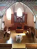 Blick auf Taufstein/Abendmahlstisch und Orgel