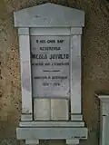 Epitaph vor dem Portal, einem früheren Pfarrer gewidmete Inschrift im Idiom Bargunsegner