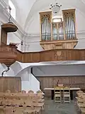 Kircheninneres mit eigenwilliger Komposition von Kanzel und Orgel auf der Empore