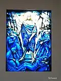 Glasfenster in der reformierten Kirche Champfèr (Jesus der Auferstandene mit Siegesfahne)