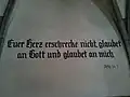 Biblisches Wort im Kirchenschiff