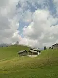 Die Kirche alleinstehend auf dem grasbewachsenen Felsvorsprung