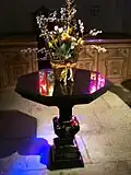 Tauftisch, auf dem sich Giacomettis Glasfenster spiegeln