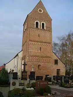 Kirche Mariä Himmelfahrt im niederbayerischen Dorf Preisenberg in der Gemeinde Kumhausen