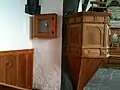 Kanzel und Wandschrank mit Abendmahlskelch