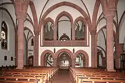 Eingangsportal und Orgelbühne