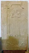 Grabplatte derer zu Fischhausen in der Kirche Wüppels (2017)