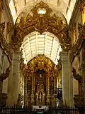 Kirchenschiff mit Blick zum Altar und den typischen portugiesischen vergoldeten Holzschnitzarbeiten