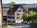 Kirchgasse mit Lindenhof & Postauto