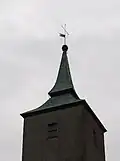 Spitze des Kirchturms Info-Tafel an der Dorfkirche