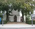 Eingangsportal ökumenische Kirche (früher evangelisch)