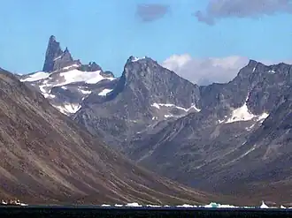 Napasorsuaq von Westen, im Vordergrund das Tal