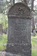 Zedaka-Box auf jüdischem Grabstein (Eliezer Ari). Jüdischer Friedhof Otwock, Polen.