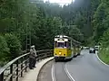 Zug der Kirnitzschtalbahn kurz vorm Lichtenhainer Wasserfall