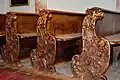Geschnitzte Kirchenbänke