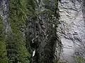 Blick in die obere Engstelle flussaufwärts (im Hintergrund der Steg über die Schlucht)