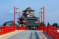 Ote-Bashi (Ote-Brücke) und Burg Kiyosu (im Hintergrund)