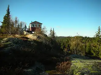 Der Kjerkeberget mit Schutzhütte auf dem Gipfel (September 2007)