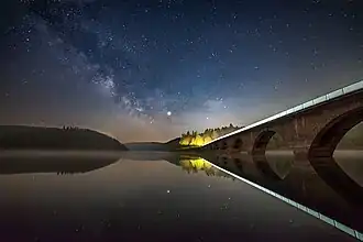 Klamer Brücke und Versetalsperre bei Nacht