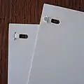 Papierbögen, durch einen Klammerloshefter verbunden: Das Heftgerät stanzte in die Blätter eine Zunge, falzte sie in die Gegenrichtung und schob sie in einen Schlitz zurück.