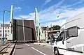 Klappbrücke über die Hafeneinfahrt