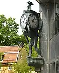 Linderoths Uhr an der Straße Klara Södra kyrkogata in Stockholm.