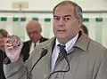 Ex-Oberbürgermeister Klaus Tscheuschner bei einer Grundsteinlegung auf dem Campus mit dem alten Stadtsiegel in der Hand (2009)