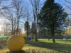 Blick auf alle drei Skulpturen im Anstaltsfriedhof