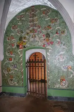 Nachfahrentafel an der Westwand der Grabkammer