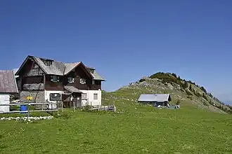 Klausenberg, links die Klausenhütte