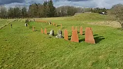 Die Schiffssetzung - fehlenden Steine, durch (rostige) Stahlplatten ergänzt