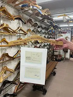 Dokument über die Auswirkung der Nachkriegszeit auf die Kleiderbügelproduktion