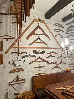 Kleiderbügel für den Umhang eines Bischofs oder Kardinals zu Pferd