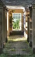 Pergola mit fast wieder zugewachsenem Blick auf den Jungfernsee