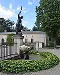 Neptunbrunnen am Remisenhof, dahinter der Flügel der 1950er Jahre