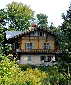 Ortgang mit Zier-Stirn­brettern (Schweizer­haus Klein-Glienicke)