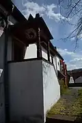 Überdachte Zugänge: li.: zum Langhaus, re.: Chorzugang