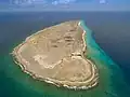 Luftaufnahme der Insel von Norden aus im Jahr 2017 mit dem Wrack der Bianca Marie links im Bild