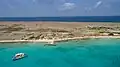 Die Insel von Westen aus gesehen im Jahr 2017, mit der Bianca Marie rechts hinter dem Leuchtturm gelegen und der Tchao links im Bild
