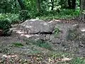 Findling über der künstlichen Quelle am Felsenteich