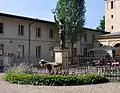 Der Neptunbrunnen mit Kavalierflügel und Turm