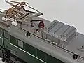 Umstecker zwischen Ober- und Unter­leitung auf einer E&nbsp;1245