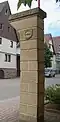 Diese Stele und der gegenüber stehende Nachtwächter befinden sich an der Stelle, an der früher das Untere Dorftor stand.
