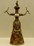 Sogenannte kleine Schlangengöttin aus Fayence aus der kultischen Schatzkammer des Heiligtums des Palastes von Knossos, etwa 1700–1450 v.&nbsp;Chr.