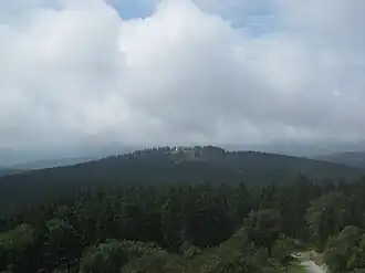 Blick vom Aussichtsturm Großer Feldberg nach Südwesten zum Kleinen Feldberg